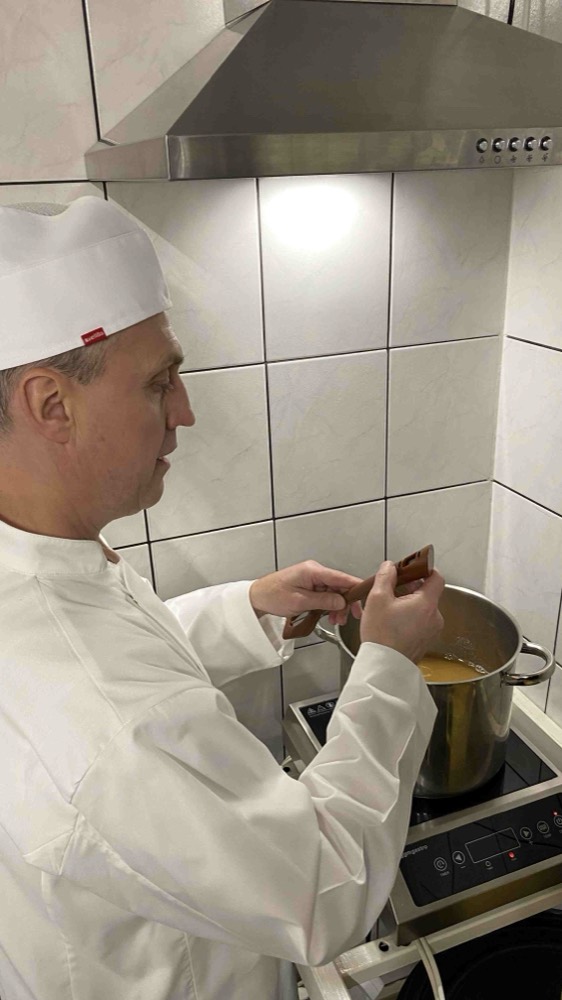 Ruční výroba bonbónů s propolisem v rodinné dílně Propolisky v Nýdku