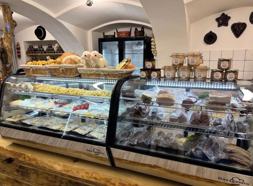 Vitrína plná sýrů a dobrot