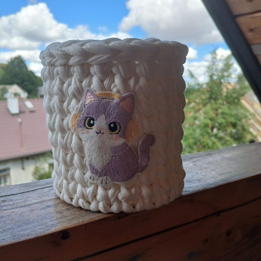 Smetanový háčkovaný košík s nažehleným obrázkem kočičky