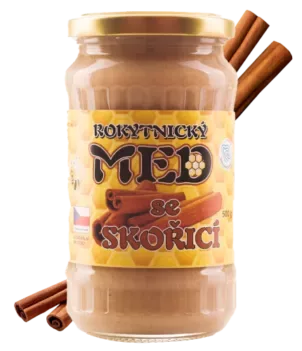 Sklenice pastovaného medu se skořicí