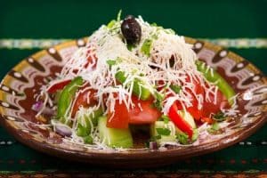 zeleninový salát s rajčety a sýrem