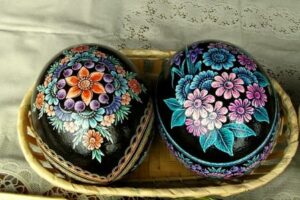 Čierne veľkonočné kraslice tradične zdobené farebnými námetmi kvetov