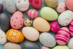 barevná velikonoční vajíčka různých velikostí