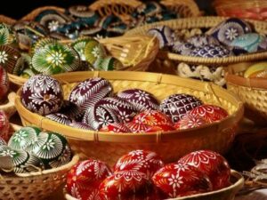 tradičně zdobené velikonoční kraslice v košíkách