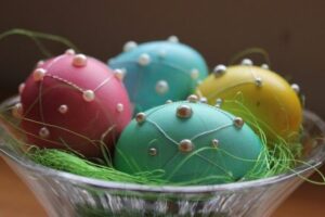 velikonoční kraslice zdobené drátky a perličkami