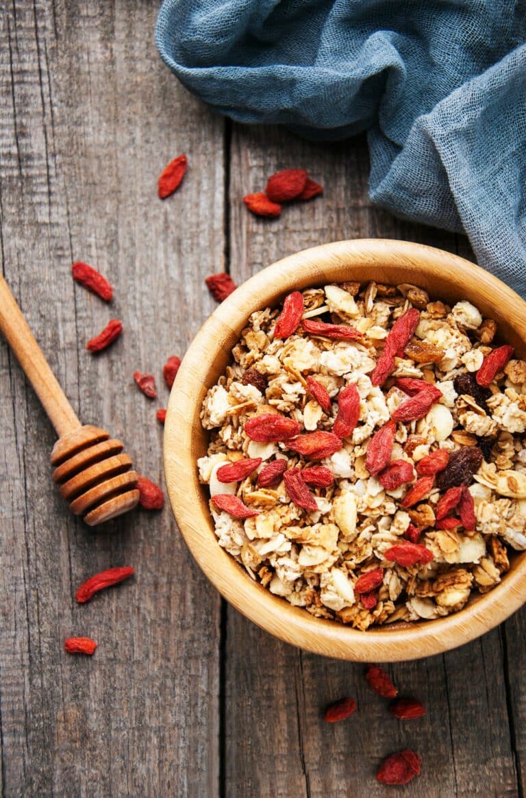 Müsli so sušenými plodmi goji v miske