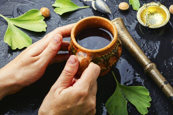 Ginkgo biloba 5 Šálek čaje z ginkgo biloba se sušenými listy jinanu dvoulaločného