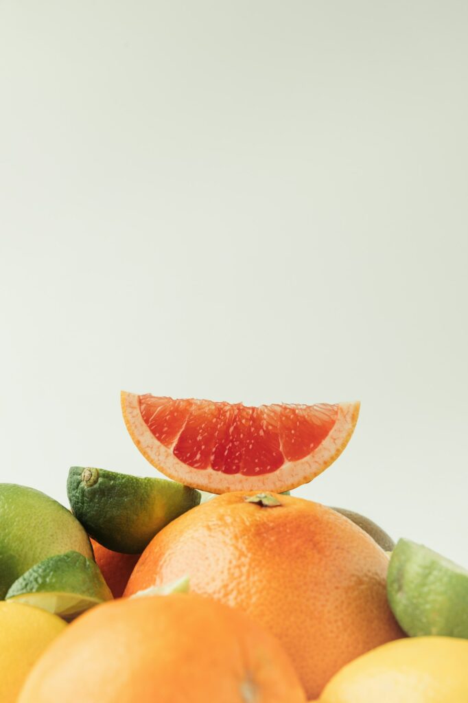 grapefruit - rozkrojený na čtvrt s jinými druhy citrusů.