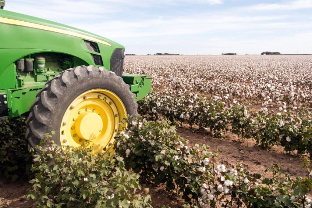 Bavlníková farma, pole, texaská plantáž, traktor, zemědělství