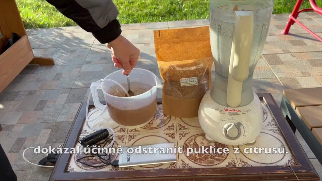 Hnojík v použití na zahradě