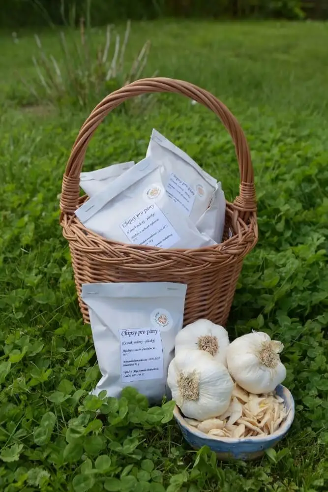 Česnekové plátky „chipsy pro pány“
