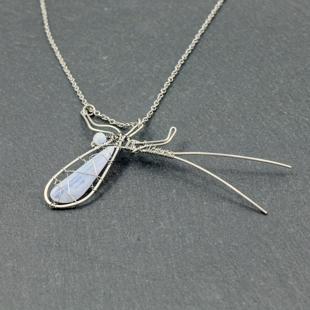 Náhrdelník jepice s modrým chalcedonem