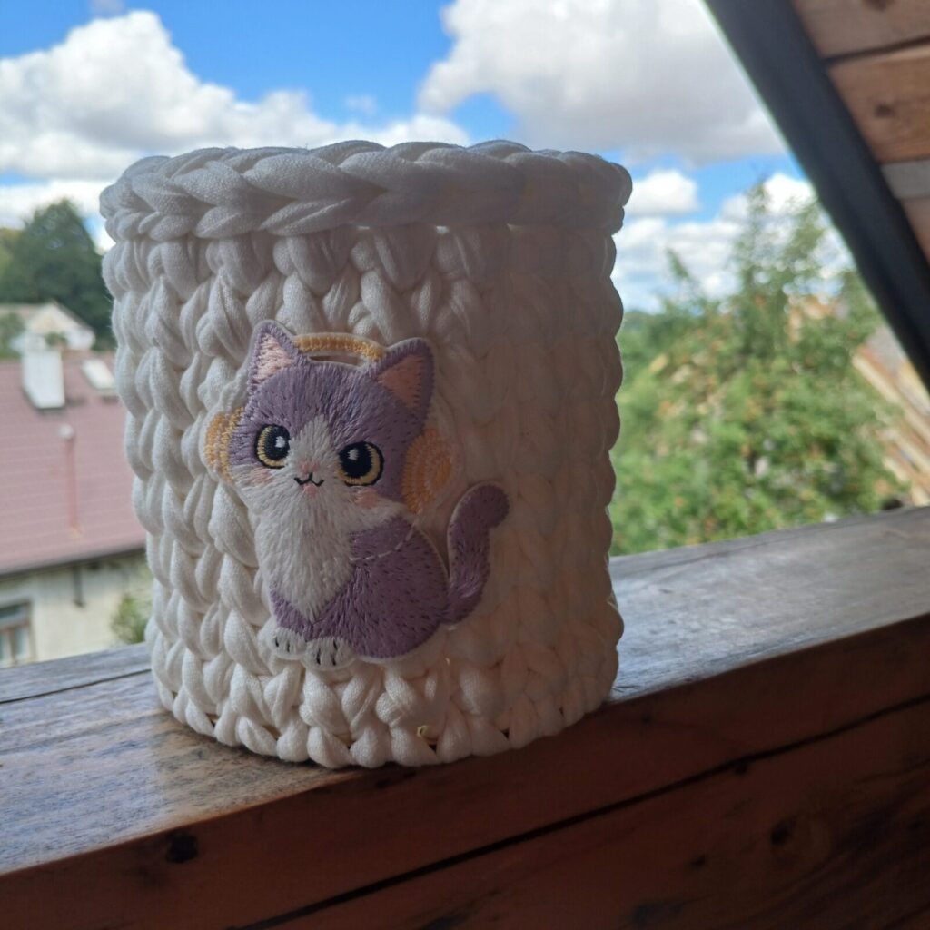 Pevný háčkovaný košík