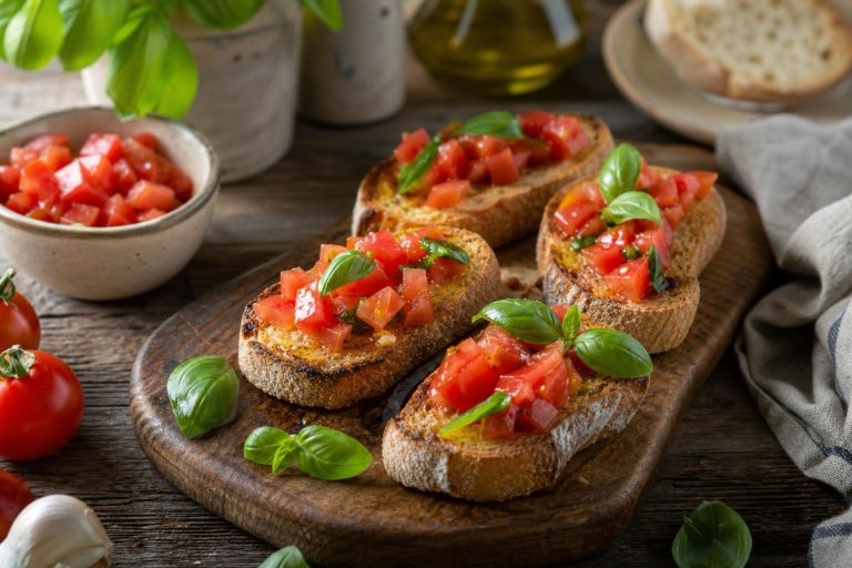 Bruschetta s rajčaty a bazalkou